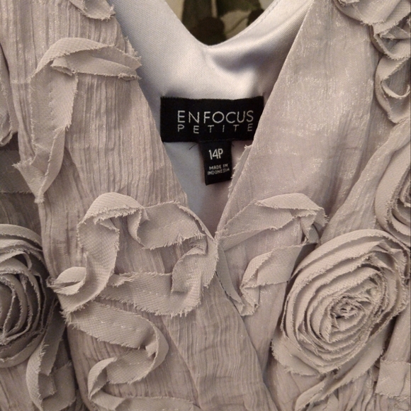 Enfocus Studio Black Gray Rosette Sleeveless V-neck Cocktail Dress Size 14P db - Picture 4 of 4